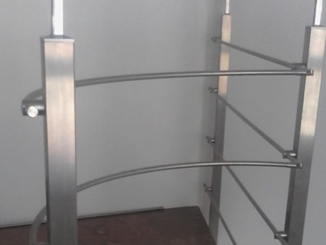 Íves rozsdamentes lépcsőkorlát szögletes oszloppal