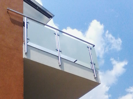 Rozsdamentes erkélykorlát üvegmezővel