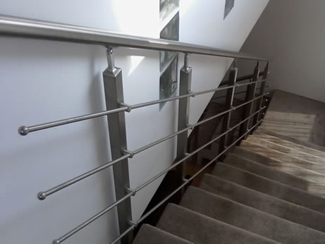 Rozsdamentes lépcsőkorlát szögletes oszloppal